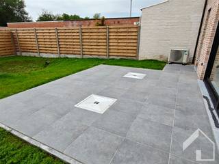 <p>Welkom bij dit modern appartement in Broechem! Dit aantrekkelijke woonproject biedt een perfect evenwicht tussen hedendaags comfort en praktische indeling.<br />Het appartement beschikt over 115 vierkante meter woonoppervlak bestaande uit:<br />- woonkamer met open keuken<br />- 2 slaapkamers<br />- bureau<br />- badkamer<br />- apart toilet<br />- berging<br />- 2 auto staanplaatsen<br />- gemeenschappelijke fietsenberging <br />- ruim terras met tuin<br />Algemene kosten: €50/m (voor elektriciteit gemeenschappelijke delen - onderhoud tuin gemeenschappelijk - ruime septische put...)<br />Bezichtiging uitsluitend op afspraak.</p>