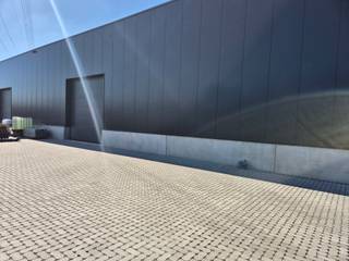 Op het Industrieterrein Jagersborg starten binnenkort de bouwwerken van dit representatieve KMO-project. Er zijn 9 KMO-units voorzien waarvan er 2 over een grote kantoorruimte beschikken. De afmetingen variëren van 204m² tot 1080m². Samenvoegen van units is mogelijk. De units worden casco opgeleverd waarbij de branddetectie reeds voorzien is.<br /><br />Zowel de N73 als de N78 zijn goed bereikbaar en de A2 autosnelweg bevindt zich op 9 km.<br /><br />Deze unit beschikt over 269m² kantoorruimte die grotendeels op de eerste verdieping is gelegen.<br /><br />KENMERKEN UNIT 4 + KANTOOR 2<br />- oppervlakte magazijn: 811m²<br />- oppervlakte kantoor gelijkvloers: 60m²<br />- oppervlakte kantoor verdieping: 209m²<br />- minimale vrije hoogte magazijn: 6.10m<br />- 2 sectionaalpoorten (4.00m breed x 4.20m hoog)<br />- lichtstraat met RWA<br />- basis branddetectie voorzien<br />- 12 privatieve parkeerplaatsen<br /><br />Vg - Igb - Gmo - Gvkr - Gvv<br /><br />Voor meer info: 011/39.90.50 of info@jansenrealestate.be