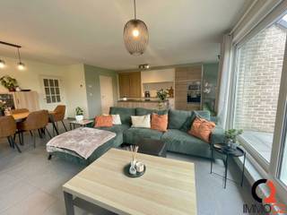 <p><span>Hoogwaardig afgewerkt, hedendaags en licht driegevel-appartement gelegen op de eerste verdieping, bestaande uit:</span><br /><br /><span>+ Ruime inkomhall</span><br /><span>+ Apart gastentoilet</span><br /><span>+ Vestiaireruimte</span><br /><span>+ Spatieuze living met veel lichtinval</span><br /><span>+ Aangrenzende volledig geïnstalleerde open keuken</span><br /><span>+ Berging/wasplaats (aansluiting WM/DK)</span><br /><span>+ 2 ruime slaapkamers met radio/tv aansluiting (1 slaapkamer heeft balkon met schuifraam)</span><br /><span>+ Badkamer (inloopdouche, lavabomeubel en toilet)</span><br /><br /><span>Het appartement beschikt over een aangenaam zonneterras met oriëntatie op het zuidoosten (grenzend aan de leefruimte).</span><br /><br /><span>Ondergrondse autostaanplaats inbegrepen in de huurprijs!</span><br /><br />De gemeenschappelijke lasten bedragen 75 €/maand.<br /><br /><span>Lift aanwezig in het appartementsgebouw.</span><br /><span>C.V. op aardgas.</span><br /><br /><span>EPC-label A met waarde 99 kWh/m²/jaar, UC: 2967868.</span><br /><br />Ideaal voor jong én oud!!!<br /><br />De residentie ligt op nauwelijks 2 km van de E313, in het centrum van Hulst (Tessenderlo), in de nabijheid van scholen, winkels, openbaar vervoer, golfterreinen en recreatiegebied de Paalse Plas.</p>