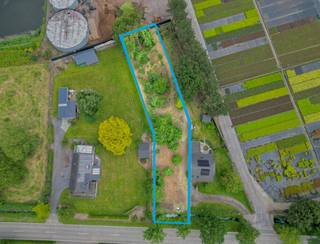 In de Ledestraat in Moerbeke, op een boogscheut van het dorpscentrum, bevindt zich deze interessante bouwgrond van 1.129 m².Het perceel ligt langs de...