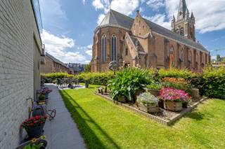 - Rustige ligging (Kerkplein 4)<br />- Ruim en lichtrijk gelijkvloers appartement<br />- Volledig instapklaar met mooie materialen afgewerkt<br />- Volledig uitgeruste keuken<br />- 3 slaapkamers<br />- Badkamer met inloopdouche, ligbad en dubbele wastafel<br />- Berging<br />- Grote, zonnige tuin<br />- Garage<br />- Conforme elektriciteit<br />- 3 zonnepanelen<br />- EPC: 101,3 kW label B (33037-G-2015_125/EP14854/A001/D01/SD003)<br />- Richtprijs: € 375.000