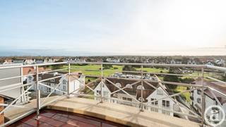 Dit prachtig gerenoveerde penthouse bevindt zich op de prestigieuze Kustlaan en combineert luxueus wooncomfort met een adembenemend uitzicht over Het Zoute.<br /><br />Bij binnenkomst wordt de aandacht meteen getrokken naar de lichtrijke leefruimte, waar een open, volledig uitgeruste keuken naadloos aansluit op de woonkamer. De keuken is voorzien van een vaatwasser, een combi-oven en een ruime koelkast met vriesvak. Dankzij de grote raampartijen geniet de woonkamer van een overvloed aan natuurlijk licht en een panoramisch uitzicht over de omgeving. Vanuit deze ruimte is er toegang tot het ruime en zonnige terras, dat door zijn optimale oriëntatie de hele dag door van zonlicht profiteert, zowel op het terras zelf als in het appartement.<br /><br />Op de gelijkvloerse verdieping bevinden zich een gastentoilet en een ruime berging. Verder is hier ook een slaapkamer met elektrische rolluiken die de kamer volledig verduisteren. Deze slaapkamer beschikt over een ensuite douchekamer met toilet en een ingebouwde dressing. Vanuit de kamer is er toegang tot een tweede, noordelijk, terras.<br /><br />Op de eerste verdieping bevinden zich twee bijkomende slaapkamers, elk met een eigen ensuite douchekamer en toilet. Eén van de kamers is ruim genoeg voor twee dubbele bedden, wat extra comfort biedt voor gasten of een groter gezin. Op deze verdieping is er ook een extra bergruimte, waar de aansluitingen voor een wasmachine en droogkast reeds geïnstalleerd zijn.<br /><br />Alle slaapkamers zijn uitgerust met ingemaakte kasten, wat zorgt voor extra opbergruimte en een strakke afwerking. Dit penthouse biedt een unieke combinatie van luxe, ruimte en een uitstekende ligging, ideaal voor wie op zoek is naar een uitzonderlijke woonervaring aan de kust. <br /><br />Bovendien is het mogelijk een garage aan te kopen bij dit appartement.