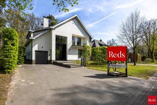 <p><strong>In de prestigieuze Kasteeldreef in Schilde bevindt zich deze vrijstaande villa op een mooi perceel van 1.100 m². De woning combineert een rustige, groene woonomgeving met een ruime indeling en veel natuurlijk licht, wat zorgt voor een aangename en comfortabele leefervaring.</strong></p>
<p><strong>Wonen met veel licht en warmte</strong><br />De inkom leidt je naar een verzorgde leefruimte waar de zithoek met open haard meteen voor sfeer zorgt. Aansluitend ligt de eetplaats met zicht op de tuin, waar grote glaspartijen zorgen voor een open en lichte beleving.</p>
<p><strong>Functionele en ruime keuken</strong><br />De keuken is royaal ingericht en biedt alle ruimte om te koken en samen te eten, met plaats voor een gezellige ontbijthoek of familietafel.</p>
<p><strong>Ruimte voor het hele gezin</strong><br />Op de 1e verdieping bevinden zich 5 slaapkamers en 2 badkamers die praktisch en comfortabel zijn ingedeeld, telkens voorzien van dubbele wastafel en douche- en badfaciliteiten.</p>
<p><strong>Veelzijdige bovenste verdieping</strong><br />De zolder van ongeveer 50 m² kan volledig worden ingevuld naar eigen noden, zoals een bureau, speelruimte of extra slaapkamer.</p>
<p><strong>Buitenleven in alle rust</strong><br />De tuin rondom de woning biedt een groen en privatief kader met een ruim terras om in alle rust te genieten. Een aparte garage zorgt voor extra gebruiksgemak.</p>
<p><strong>Pluspunten op een rij</strong><br />– Rustige ligging in Schilde<br />– Gerenoveerd in 2003<br />– Vernieuwde gevel in 2013<br />– Zonnepanelen<br />– 5 slaapkamers met extra zolderruimte</p>
<p><span>Voor meer informatie of een bezoek, contacteer Amparo via Amparo@reds.be of via 0478 68 29 86.</span></p>