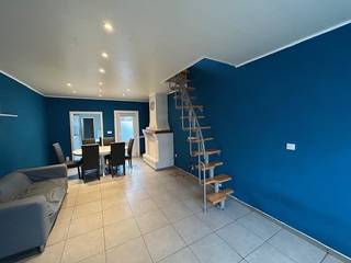 Deze<span><strong> rijwoning</strong></span> biedt potentieel voor wie op zoek is naar een <span><strong>betaalbare thuis !</strong></span><br />Bij het binnenkomen kom je terecht in een kleine hal, ernaast tref je de <span><strong>leefruimte</strong></span> aan, met <span><strong>aansluitend de keuken die uitgeeft op de achtergelegen badkamer, voorzien van een douche en lavabo. Een apart toilet zorgt voor extra comfort. </strong></span><br />Op de <span><strong>bovenverdieping</strong></span> bevinden zich <span><strong>2 slaapkamers </strong></span>en een <span><strong>zolderkamer die perfect kan dienen als extra slaapruimte</strong></span>, <span><strong>bureau of hobbykamer</strong></span>. <br />Achteraan de woning bevindt zich een<span><strong> handige berging, bereikbaar via een praktische uitweg</strong></span> langs de achtergelegen straat – ideaal voor het veilig stallen van fietsen of extra opslagruimte<br />De woning is gelegen <span><strong>op slechts 2 kilometer van het centrum van Deerlijk</strong></span>, waardoor alle voorzieningen makkelijk bereikbaar zijn !<br />Een<span><strong> ideale starterswoning of interessante investering om te verhuren !</strong></span><br /><span>EPC : 212 en UC : 3007140<br />Meer info of een bezoek ? <u>Peter Taelman : 0496/176878 of peter@immotaelman.be</u></span>