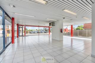 <p>IDEALIS VASTGOED – Handelsruimte/showroom met 2 appartementen gelegen op een perceel van 6a 47ca op een commerciële zichtlocatie op het ‘Lindel’.<br />Het pand bestaat op de gelijkvloerse verdieping over een zeer lichtrijke showroom van +- 180m² te bereiken langs zowel de voorzijde als de achterzijde.<br />Verder beschikt het pand over 2 appartementen met telkens 2 slaapkamers en ruime ondergrondse garages die al geruime tijd verhuurd worden.<br /><br />Ligging: Het pand is gelegen langs de Lindelsebaan op fietsafstand van de dorpskern van Overpelt, alsook van het industrietrein van Overpelt en op een steenworp van de Noord-Zuidverbinding.<br /><br />Indeling:<br />Gelijkvloerse verdieping: - winkelruimte/showroom<br /><br />Eerste verdieping: trappenhal met toegang tot 2 appartementen.<br />woonkamer met open keuken – berging/wasplaats – slaapkamer 1 – slaapkamer 2 – badkamer – toilet –<br /><br />Kelderverdieping: 2 extra ruime garages<br /><br />BIJZONDERHEDEN:<br />- Commerciële zichtlocatie<br />- Appartementen reeds lange tijd verhuurd (lopend rendement)<br />- Ruim perceel, volledig verhard en dus veel ruimte om te parkeren<br />- Energielabel D (showroom)<br /><br /><strong>O-peil:</strong> niet overstromingsgevoelig gebied<br />P-score: A<br />G-score: A<br /><br /><strong>Benieuwd naar dit veelzijdige pand? Ons IDEALIS Team geeft U met plezier en steeds vrijblijvend de nodige informatie via e-mail, ter plaatse of op ons kantoor te Pelt.<br />Wenst U advies omtrent uw eigen woning? Graag plannen wij vrijblijvend met U een afspraak in om onze expertise met U te delen, steeds tot Uw dienst!!<br />Neem contact op met IDEALIS VASTGOED op 011/515 565 of mail naar info@idealisvastgoed.be!</strong></p>
