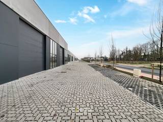 <u><strong>Benaderende bruto-AFMETINGEN:</strong> </u><br />276,39 m²: 10,60m x 26,07m <br />2 parkeerplaatsen<br /><br /><u><strong>AFWERKING:</strong></u><br />- De units zijn voorzien als verwarmde gebouwen en aldus EPB-plichtig.<br />- Stalen constructie. <br />- Betonplinten: 14 cm dikte onder cellenbetonpanelen tussenwanden units – geïsoleerd (10cm PIR) en 28cm dikte onder metalen sandwichpanelen achtergevel en onder buitenschrijnwerk langs voor -en eventuele zijgevels. <br />- Industriële betonpanelen: 14cm dikte wanden voorgevel t.h.v. sandwichpanelen - geïsoleerde betonpanelen (10cm PIR); 28cm dikte over de totale muurhoogte en -45cm onder vloerpas. <br />- Cellenbeton panelen; 15cm dikte scheidings-en brandwanden.<br />- Gepolierde en gewapende betonvloer (15cm), in vakken gezaagd om krimpscheuren tot een minimum te herleiden, max. belasting 3 ton/m².<br />- Geïsoleerd (15cm PIR) steeldeck met centrale lichtstraat (meerwandige polycarbonaat platen), voorzien voor extra belasting van zonnepanelen 20kg/m².<br />- 1 geïsoleerde, elektrische sectionaalpoort (h: 4,20m; b: 4,00m). <br />- Afzonderlijke aluminium inkomdeur met grote glaspartij, voorzien van aluminium schrijnwerk en hogerendementsbeglazing; ideaal om een bureel te voorzien.<br />- Vrije hoogte van 6,20m, muurhoogte: 7,65m.<br /><strong>- Elektriciteit reeds aangesloten, verlichting geplaatst en waterteller aanwezig! </strong><br /><br /><strong><em>Brandklasse C: </em></strong>voldoet aan de strengste brandweernormen! Alle activiteiten mogelijk.<br /><br /><u><strong>NUTSVOORZIENINGEN:</strong></u><br />Stadswater, elektriciteit reeds gekeurd (3 x 400V, 32A tot 63A), LED-verlichting, internet. Iedere unit heeft een afzonderlijke teller.<br />Er is een gescheiden rioleringsstelsel voorzien voor afvoer regenwater en afvalwater. Per unit is een afvoer voorzien voor sanitaire module. Septiekput 5 personen 1.500 liter.<br />Per unit is er een RW-put van 10.000 liter voorzien. Deze regenput is voorzien van een aanzuigleiding socarex (1 per unit), exclusief pomp. Gas aanwezig.<br /><br /><u><strong>BESTEMMING:</strong></u><br />De zone is bestemd voor kleine en middelgrote ondernemingen.<br />Niet-hinderlijke bedrijvigheid.<br /><br /><u><strong>LIGGING:</strong></u><br />Centrale gelegen in de driehoek Tielt-Deinze-Waregem. Het KMO-park is slechts 14 minuten rijden van Tielt, 12 minuten van Deinze en 19 minuten van Waregem.<br /><br /><u>* Bijzonderheden:</u><br />- Georganiseerd parkmanagement voor afvalverwerking, mobiliteit en energievoorziening.<br />- Vermelde prijs is exclusief: btw op constructiewaarden en registratierechten op grondwaarde, aansluitingskosten van de nutsvoorzieningen, opmaak basisakte, opmeting, PID.<br />- Onze referentie op<strong> </strong><strong>www.centro.be</strong>: <strong>Q0744 </strong>of contacteer ons via <strong>050700102</strong><strong>.</strong><br /><br /><strong>CENTRO | </strong><strong>BEDRIJFSVASTGOED </strong>is reeds 25 jaar <u>gespecialiseerd in de bemiddeling van commercieel- en bedrijfsvastgoed </u>in West- en Oost Vlaanderen.<br /><strong>Wilt u ook weten hoeveel uw bedrijfsgebouw waard is?</strong><br />Contacteer ons vrijblijvend voor een marktconforme waardebepaling van uw pand. <br /><br />