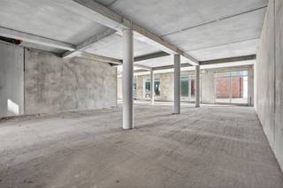 In het centrum van Oostrozebeke vinden we deze casco handelsruimte van 150m².<br /><br />De handelsruimte die nog volledig naar eigen wens kan ingedeeld worden is gelegen op het gelijkvloers van residentie 'Rosenbeca'. Daarnaast beschikt het pand over een uitstekende zichtbaarheid op een commerciële locatie. Door de grote raampartijen is deze ruimte ideaal als kantoor,<br />praktijkruimte, handelspand en tal van andere mogelijkheden. Bovendien kan deze ruimte ook dienst doen als opslagruimte.<br /><br />Tot slot is er ook de mogelijkheid tot het aankopen van een garage en het aanpalend pand met een oppervlakte van 115 m² waardoor u van het geheel één grote ruimte kan maken of eventueel kan opsplitsen tot appartement met bijhorende zaak.<br /><br />Kortom, bent u op zoek naar een multifunctioneel pand op een topligging te centrum Oostrozebeke?<br />Twijfel niet langer en leg vandaag nog uw bezoek vast!