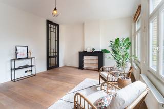 Ruim en charmant duplexappartement in een kleinschalig gebouw met slechts drie woonunits, gelegen aan de Provinciestraat 87 in Antwerpen. Op wandelafstand van de Zoo, Antwerpen-Centraal, de Meir, Rooseveltplaats en het Stadspark. Het appartement beschikt over een volledig uitgeruste keuken, aparte eetkamer en woonkamer, twee slaapkamers, badkamer en een aangenaam terras. Instapklaar en in zeer goede staat, met lage gemeenschappelijke kosten, gunstig EPC, conforme elektrische keuring en geen asbest. Centrale ligging in een buurt die volop in opmars is.