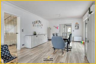 <strong>Immo Van Middelem stelt u deze deels GERENOVEERDE en ENERGIEZUINIGE gezinswoning voor, gelegen op een ruim perceel van ca. 13a77ca.<br /></strong><br />Deze woning werd in 2021 grotendeels en kwalitatief gerenoveerd en combineert hedendaags wooncomfort met een uitstekende energieprestatie (EPC label A). Ze biedt tal van mogelijkheden voor gezinnen die op zoek zijn naar ruimte en comfort.<br />De zonnige en diepe tuin vormt een absolute troef voor liefhebbers van groen en buitenleven.<br /><br />Indeling:<br />- GELIJKVLOERS: inkomhal, lichtrijke leefruimte (salon en eetplaats) met open, volledig vernieuwde keuken en rechtstreekse toegang tot het terras en de tuin, wasplaats en praktische berging, douchekamer met toilet.<br />- 1ste VERDIEPING: 2 slaapkamers, apart toilet, bureau met toegang tot de zolderverdieping;<br />- ZOLDER: ingerichte slaapkamer voorzien van airconditioning (warm/koud);<br />- GARAGE met meerdere kelderruimtes.<br /><br />Technische kenmerken:<br />- Grondige renovatie in 2021 (o.a. vloeren, pleisterwerken, isolatie zolder, keuken, deels badkamer).<br />- Verwarming via warmtepomp in combinatie met ventilo-convectoren (warm/koud) en vloerverwarming op het gelijkvloers.<br />- 15 zonnepanelen (totaal piekvermogen ca. 6.075 kWh).<br />- Warmtepompboiler (176L).<br /><br />Elektriciteit conform tot 2050.<br />EPC: 51 kWh/m² jaar – label A (3640374).<br />Niet <span>opgenomen in het maatregelenregister.</span><br />Vrij bij akte.