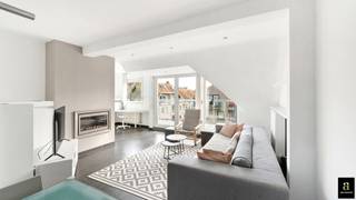 Appartement en duplex de 125 m² avec des terrasses exceptionnelles, situé à distance de marche de la mer et des commerces.<br />Composition: hall d’entrée avec vestiaire et toilette invités. Spacieux et lumineux séjour avec salle à manger et espace bureau, donnant accès à une terrasse ensoleillée à l’avant et à l’arrière. Cuisine entièrement équipée et salle de douche. À l’étage se trouve la chambre principale avec dressing, une salle de bains avec baignoire, douche, double lavabo et toilette (raccordement pour machine à laver et sèche-linge), ainsi qu’une deuxième chambre offrant l’espace nécessaire pour un lit simple ou un lit double.