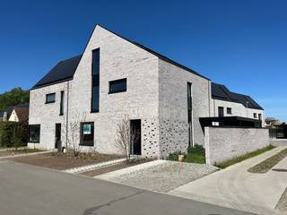 <p>Deze energiezuinige (E-peil 1!) woning op lot 2 is een halfopen bebouwing op een perceel van 197m².<br /> </p>
<strong>GELIJKVLOERS:</strong> inkom met ruimte voor vestiaire, wc, grote lichtrijke woonkamer met volledig ingerichte open keuken met eiland. Er is een carport voorzien met aanpalende tuinberging.<br /><br /><strong>EERSTE</strong> <strong>VERDIEPING</strong>: dri<span>e slpk, wc, badkamer ingericht met ligbad, inloopdouche en badkamermeubel met dubbele lavabo</span><br /><br /><strong>ZOLDER</strong>: vaste trap naar een grote zolderkamer waar optioneel een 4<sup>de</sup> en 5<sup>de</sup> slaapkamer kunnen afgewerkt worden.<br /><br />D<strong>e interieurafwerking van je woning gebeurt volledig volgens persoonlijke wensen.</strong><strong> </strong>Hiervoor kan je rekenen op de begeleiding, ondersteuning én expertise van ons team en onze partners.<br />Energiezuinige woning dankzij het doorgedreven isolatiepakket, vloerverwarming op beide verdiepingen, ventilatiesysteem D en pakket zonnepanelen. Hierdoor geniet je een VRIJSTELLING van onroerende voorheffing gedurende 5 jaar! <br /><br />De prijs is excl. btw en kosten. Download de brochure op https://durabrik.immo/nijlen-zavelweg.<br /><br />Bij interesse contacteer ons via 09 280 60 60 of info@durabrik.be.<br />Boek je afspraak in onze kijkwoning https://www.durabrik.be/nl/kijkwoningen/nijlen-zavelweg<br /><br />*De beelden en oppervlaktes zijn indicatief.<br />