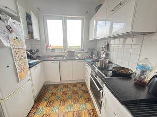 Op een uitstekende centrale ligging aan de Antwerpsestraat 140 in Mortsel bevindt zich dit ruime appartement met twee volwaardige slaapkamers en een terras. Winkels, horeca en openbaar vervoer bevinden zich in de onmiddellijke omgeving, waardoor u hier geniet van alle voordelen van het stadscentrum.<br />Het appartement beschikt over een ruime eetkamer van ca. 25,5 m² op laminaat en een afzonderlijk salon van ca. 17 m². De keuken van ca. 4,8 m² is uitgerust met kasten, kookplaten, spoeltafel, dampkap en oven.<br />Verder zijn er twee slaapkamers van respectievelijk ca. 11,5 m² en 15 m². De badkamer van ca. 5,7 m² beschikt over een ligbad en lavabo. Daarnaast is er een afzonderlijk toilet en een terras van ca. 2 m².<br />Het appartement is momenteel verhuurd aan € 764 per maand + € 25 algemene onkosten, waardoor het ook interessant kan zijn voor een investeerder die op zoek is naar een reeds verhuurde eigendom op een centrale locatie.<br />Praktisch: EPC 645 kWh/m²/jaar – EPC-code 20240201-0003124875-RES-1.<br />Troeven: centrale ligging in Mortsel, 2 ruime slaapkamers, royale leefruimtes, terras, winkels en openbaar vervoer vlakbij én reeds verhuurd.
