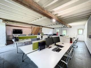 GELIEVE NIET TE BELLEN, maar uw bezoek aan te vragen via https://www.immodavinci.be/nl/te-huur - Ga naar het pand dewelke u interesseert en druk op de knop “Bezoek Aanvragen” onderaan de profielfoto van de contactpersoon. <br /><br /><strong>LIGGING<br /></strong><br />Ontdek deze <strong>one-of-a-kind kantoorruimte</strong> in <strong>Destelbergen</strong>, <span>waar u geniet van zowel een snelle verbinding met de R4, E17 en E40 als van een <strong>rustige</strong>, <strong>groene</strong> <strong>omgeving</strong>. Deze oude hoeve is zorgvuldig omgevormd tot een modern kantoor met een prachtig uitzicht op weides, velden en natuur. </span>
<p>Tijdens de lunch kunt u op de binnenkoer tot rust komen aan de picknickbank onder een volgroeide treurwilg. Er is voldoende parkeergelegenheid op de site, inclusief meerdere parkeerplaatsen vlakbij het kantoor.</p>
<p>Ervaar de perfecte balans van bereikbaarheid en rust, met alle voorzieningen en natuur rondom u – een prachtige plek om uw bedrijf te vestigen.<br /><br /><strong>INDELING<br /></strong></p>
<p>Op zoek naar een ruime, flexibele kantoorruimte in Destelbergen? Dit privé kantoor van maar liefst <strong>166 m²</strong> biedt alles wat u nodig heeft om uw bedrijf naar een hoger niveau te tillen. Met <strong>multifunctionele ruimtes</strong> kunt u de indeling en inrichting volledig naar uw eigen wensen vormgeven.</p>
<p>De begane grond biedt <strong>royale werkruimtes</strong>, terwijl u boven – via een charmante houten trap – toegang heeft tot een gezellige keuken/eetruimte. Hier vindt u ook een afgescheiden vergaderruimte of extra kantoor, waarin de authentieke balken behouden zijn gebleven. Deze details voegen karakter en een unieke sfeer toe aan het geheel.</p>
<p>Er is ook de mogelijkheid om enkele bestaande elementen (meubilair) over te nemen, mocht dat uw voorkeur hebben.<br /><br />Huurprijs is <span>€1685,75 exclusief verbruikskosten EGW</span><br /><br />TROEVEN<br /><br />- Parking on site<br />- Makkelijk bereikbaar<br />- Prachtige omgeving<br />- <strong>Onmiddellijk beschikbaar</strong> !!<br /><br /><strong>VRAAG NU EEN BEZICHTIGING AAN VIA DE WEBSITE IMMODAVINCI.BE</strong></p>