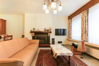 Dit goed onderhouden appartement is mooi gelegen aan het marktplein van Haasdonk, op wandelafstand van winkels, scholen en vlakbij de E17...