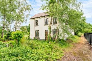 Bent u op zoek naar een uitzonderlijk perceel met mogelijkheden? Dan is deze eigendom beslist een bezoek waard.<br />Deze vrijstaande woning is gelegen op een royaal perceel van circa 25 are en heeft een straatbreedte van ongeveer 37 meter. De bestaande woning beschikt over een bewoonbare oppervlakte van circa 280 m², maar verkeert in een staat die een grondige renovatie vereist. Voor wie grootse plannen heeft, biedt het perceel eveneens potentieel als nieuwbouwlocatie, onder voorbehoud van de geldende stedenbouwkundige voorschriften en vergunningen.<br />De ware troef van deze eigendom is zonder twijfel het ruime perceel. Dankzij de royale afmetingen geniet u van een uitzonderlijk gevoel van ruimte, privacy en mogelijkheden voor een toekomstig woonproject op maat.<br />Bent u een renovatieliefhebber, investeerder of bouwheer die droomt van een woning op een uitzonderlijk perceel? Dan biedt deze eigendom een zeldzame kans om uw woonproject volledig naar eigen smaak en wensen te realiseren.<br /><br />Neem gerust contact met me op voor meer informatie of een bezoek ter plaatse. <br />hallo@nielsvastgoed.be<br />0491 15 30 43