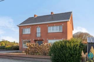 Deze landelijk gelegen ruime woning bevindt zich op een perceel van 1.943m² met een vergund bijgebouw van ca. 220m².<br /><br />De centrale inkomtraphal geeft rechts toegang tot de woonkamer en een bureauruimte aan de linkerzijde. Aansluitend bij de living treft men de ruime keuken met eethoek, toegang tot de kelder en grote veranda, alsook een sas met apart toilet en de badkamer met inloopdouche en wastafelmeubel.<br />Op de verdieping bevinden zich de vier royale slaapkamers en leidt een vast trap naar de zolder, dewelke de mogelijkheid biedt tot het inrichten van bijkomende kamers.<br /><br />Voor wie nood heeft aan een werkruimte, atelier of opslagruimte, voorziet dit eigendom achteraan een groot bijgebouw met inpandige garage, alsook voldoende parkeergelegenheid.<br /><br />Tevens is er een mogelijkheid om het geheel op te splitsen, zodat de woning kan behouden blijven op een perceel van 1.115m² en aan de linkerzijde een bouwkavel van 898m² kan gecreëerd worden (verkavelingsvergunning).<br /><br />Specificaties:<br />- Rustige, landelijke ligging<br />- Schrijnwerk: aluminium en hout<br />- Rolluiken rondom<br />- EPC: 596 kWh/ (m² jaar) - F-label<br />- Multifunctioneel bijgebouw