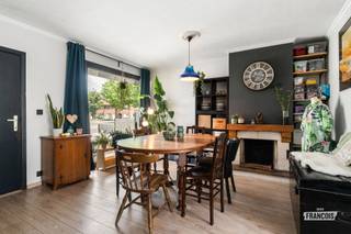 IMMO FRANCOIS MEETJESLAND PRESENTEERT SCHAPERIJSTRAAT 180!<br /><br />WIJ VERWIJZEN U VOOR ALLE INFO &amp; DOCUMENTEN GRAAG DOOR NAAR ONZE WEBSITE: IMMOFRANCOIS.BE.<br /><br />WENST U EEN GRATIS EN VRIJBLIJVENDE VERKOOPSANALYSE MET WAARDEBEPALING VAN UW EIGENDOM? DARIO KOMT GRAAG BIJ U LANGS!<br /><br />In een aangename woonomgeving nabij het centrum van Eeklo bevindt zich deze halfopen bebouwing met een praktische indeling en heel wat potentieel. Dankzij de gunstige ligging geniet u van een vlotte bereikbaarheid, met winkels, scholen, openbaar vervoer en belangrijke invalswegen op korte afstand.<br /><br />Met een bewoonbare oppervlakte van 137 m² op een perceel van 281 m² biedt de woning heel wat mogelijkheden voor wie op zoek is naar een gezinswoning die verder naar eigen smaak kan worden afgewerkt. Via de inkomhal met afzonderlijk gastentoilet bereikt u de leefruimte, die aansluit op de afzonderlijke keuken. Op de eerste verdieping bevinden zich drie volwaardige slaapkamers en de badkamer, uitgerust met een ligbad en wastafel. De tweede verdieping biedt met een bijkomende zolderkamer extra ruimte, die naar behoefte als hobby-, slaap- of bergruimte kan worden ingericht.<br /><br />De woning behaalt een EPC-label C met een energiescore van 242 kWh/(m² jaar), waardoor er geen renovatieverplichting van toepassing is. Het dak werd reeds geïsoleerd met 20 cm minerale wol. Daarnaast is de woning voorzien van centrale verwarming op aardgas.<br /><br />Verder beschikt de woning over een onderhoudsvriendelijke tuin en een oprit.<br /><br />Bent u op zoek naar een halfopen bebouwing met drie slaapkamers, een tuin en heel wat potentieel nabij het centrum van Eeklo? Aarzel dan niet om contact op te nemen met Dario Van Kerckvoorde van Immo Francois Meetjesland voor meer informatie of een bezoek ter plaatse.<br /><br />GRAAG ALS EERSTE OP DE HOOGTE VAN ONS AANBOD? 1) BEZORG ONS UW ZOEKVOORKEUREN EN WE HOUDEN CONTACT, 2) VOLG @IMMOFRANCOISMEETJESLAND VIA INSTAGRAM<br /><br />