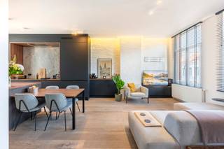 Indeling:Stap binnen in dit kwalitatief, luxueus, gerenoveerd appartement. Bij het binnenkomen baadt u meteen in een zee van licht, wat een zeer...