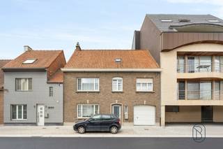 Ruime karaktervolle gezinswoning met 4 SLK, topgelegen aan de Hippodroom van Waregem.INDELING: inkom en traphal, toilet, bureau, gezellige grote...