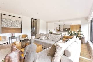 Pal in het centrum gelegen exclusief penthouse met 3 SLK en 2 badkamers, vlakbij park Baron Casier en op wandelafstand van de Markt.Indeling: directe...