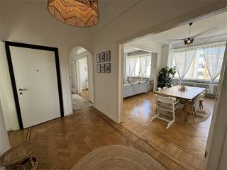 Authentiek appartement op de 6de verdieping in een gebouw voorzien van een lift. <br />Het appartement heeft een oppervlakte van 190m2.<br /><br />Indeling:<br />- inkomhal met ingebouwde vestiaires<br />- royale woonkamer<br />- volledig geïnstalleerde keuken<br />- bergruimte met aansluiting wasmachine<br />- 3 volwaardige slaapkamers<br />- 2 volledig uitgeruste badkamers <br /><br />€200 maandelijkse provisiekosten voor water, verwarming, verbruik en onderhoud algemene delen, aansprakelijkheid verzekering.<br /><br />Mogelijkheid tot huren van een autostaanplaats.<br /><br />Beschikbaar vanaf 1 november!
