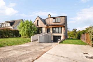<p>SALES DAY Saturday, August 29, starting at 9:30 a.m.<br />ASKING PRICE: 639,000 EUR</p><p>Set in a beautiful, green location on the outskirts of Ronse, near the hiking trail, this renovated single-family home still requires some finishing touches here and there. Here you can enjoy peace, space, and privacy, combined with contemporary living comfort and exceptionally energy-efficient features.</p><p>The home was completely gutted and thoroughly renovated in 2023, with special attention paid to comfort and energy efficiency. The roofs and facades were fitted with no less than 240 mm of insulation. Combined with triple-pane windows, a heat pump, solar panels, a home battery, and a Class D ventilation system, this results in an excellent EPC A rating. Thanks to the extensive energy-efficiency renovation, the home also qualifies for a 5-year property tax exemption.</p><p>On the ground floor, you’ll find a pleasant open-concept living and sitting area with a pellet stove, and the modern, fully equipped kitchen forms the heart of the home. Large windows offer a beautiful view of the green surroundings and create a lovely connection between indoors and outdoors. The kitchen opens onto the spacious terrace and leads to a practical storage room. There is also a separate home office and a guest restroom.</p><p>The upper floor is currently one large open space with a pleasant loft-like feel. It can easily be divided into three separate rooms; the necessary infrastructure has already been installed for this purpose. There is also a stylish bathroom with a bathtub and shower.</p><p>A special feature is the full basement. This spacious level opens directly onto the garden and is ideal as a studio, hobby or workspace, and for additional storage.</p><p>Outside, you’ll enjoy a generous lot surrounded by greenery, a spacious garden, a terrace that can be further customized to your taste, and a large driveway with space for multiple cars.</p><p>Highlights<br />-Detached “ & ” in a quiet, green setting<br />-Complete renovation in 2023: EPC A - heat pump (underfloor heating and cooling) | solar panels | home battery - triple-pane windows, D-class ventilation system<br />-Electrical system up to code<br />-Rainwater cistern and stone/water well<br />-Basement with access to the garden<br />-Spacious driveway with ample parking | spacious terrace | large garden</p><p>An exceptional property for those who want to combine tranquility, space, greenery, and energy-efficient living comfort.<br />Interested? Caroline@immobeguin.be<br /> </p>