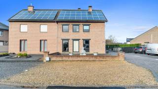 Deze ruime en energiezuinige woning is rustig gelegen in een gegeerde woonwijk in Rekem. Dankzij de centrale ligging bereik je vlot Maasmechelen, Maastricht en de E314. In de directe omgeving vind je alles wat je nodig hebt: scholen, een bakker, buurtwinkel, kinderopvang én een leuke speelweide, allemaal op wandelafstand.<br /><br /><br />De woning werd gebouwd op een perceel van 474 m² en werd de afgelopen jaren grondig gerenoveerd. Met een woonoppervlakte van ca. 200 m² biedt deze woning verrassend veel ruimte, comfort én een logische indeling.<br /><br /><br />De indeling gaat als volgt:<br /><br />Via de inkomhal met vestiairehoek en een open trap in marmer heb je toegang tot de verschillende leefruimtes.<br />Aan de inkomhal bevindt zich de eerste badkamer, uitgerust met een douche, toilet en lavabomeubel. Deze is praktisch gelegen, waardoor je niet door de volledige woning hoeft te gaan.<br /><br /><br />Verder kom je in de lichtrijke leefruimte van ca. 34 m², ingedeeld in een eetkamer en een zithoek met gezellige gashaard, perfect voor de koude winteravonden. De grote raampartijen zorgen voor een natuurlijke lichtinval.<br /><br />Aansluitend bevindt zich de leefkeuken van 15 m², uitgerust met inbouwapparatuur (vaatwasser, keramisch fornuis, oven en koelkast). Vanuit de keuken heb je een mooi zicht op het overdekte betegeld terras en de omheinde tuin. Tevens is er vanuit de keuken een rechtstreekse toegang naar de badkamer, ideaal voor gasten. <br /><br /><br />Op de eerste verdieping geeft de nachthal toegang tot drie slaapkamers van 14 m², 13m² en 19 m² (met inloopdressing).<br />De tweede badkamer die volledig betegeld is, is uitgerust met een dubbele lavabo, een douche en een toilet.<br /><br />De volledig geïsoleerde zolderverdieping is bereikbaar via een vaste trap en werd in 2018 volledig gerenoveerd.<br />Deze ruimte is ingericht in een master bedroom van ca. 20 m² en biedt daarnaast nog ruimte voor hobby’s of andere activiteiten. <br /><br />De woning is daarnaast ook volledig onderkelderd en biedt tal van praktische kelderruimtes voor opslag.<br /><br />Op zoek naar een ruime en energiezuinige gezinswoning op een geliefde locatie? Bel dan vandaag nog naar 089 390 990!