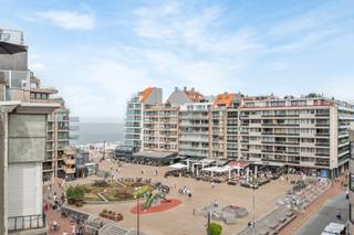 <strong>Lichtrijk nieuwbouwappartement met vrij zicht over het Van Bunnenplein en de zee.</strong><br /><br />Het mooie afgewerkte appartement beschikt over een inkom met vestiaire, die doorloopt in de lichtrijke leefruimte dat stijlvol werd ingericht. de zithoek sluit naadloos aan op het zonnige terras en biedt een aangename leefomgeving.<br />Grenzend aan de living bevindt zich de afgewerkte open keuken, perfect geïntegreerd in het geheel.<br /><br />Het appartement telt twee slaapkamers, beide met toegang tot een aangenaam zonneterras en uitgerust. De slaapkamers werden voorzien van ingemaakte kasten voor ieders gemak.<br />De moderne douchekamer is voorzien van een dubbele wastafel.<br />Een aparte berging biedt plaats voor een wasmachine.