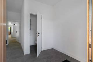 <p><span>Op een uitstekende locatie vlakbij het centrum van Brasschaat bevindt zich deze smaakvolle, grotendeels gerenoveerde en verrassend ruime ééngezinswoning (GBB) met vier slaapkamers, twee badkamers, garage, oprit en aangename stadstuin. Een ideale combinatie van comfortabel wonen en een centrale ligging, met winkels, horeca, scholen en openbaar vervoer in de onmiddellijke omgeving.</span></p><p><span>We betreden de woning via de inkomhal met gastentoilet (met handenwasser). Vervolgens komen we in de ruime en lichtrijke leefruimte, welke voldoende plaats biedt voor een eetkamer en een gezellige zithoek. Aansluitend vinden we de volledig geïnstalleerde, open keuken. Deze vormt één van de blikvangers van de woning en werd stijlvol afgewerkt met warme houttinten, een licht werkblad en fraaie goudkleurige accenten. Het kook- en werkeiland biedt niet alleen veel werkruimte, maar vormt ook een gezellige ontmoetingsplek. Het grote schuifraam zorgt voor veel natuurlijk licht en een aangename verbinding met de tuin.</span></p><p><span>Verder vinden we op het gelijkvloers een berging/wasplaats, de (trap)hal en een inpandige garage, welke ook bereikbaar is langs de inkomhal. Voor de garage beschikt de woning bovendien over een eigen oprit.</span></p><p><span>De eerste verdieping omvat een nachthal, een bergkast, een badkamer en twee slaapkamers, waarvan de ruime hoofdslaapkamer beschikt over een afzonderlijke dressing. De stijlvolle badkamer werd uitgerust met een ligbad, een badkamermeubel (dubbel) en een toilet. De mogelijkheid om op de eerste verdieping een ruim dakterras in te richten op het platte dak is echt wel een bijkomende en bijzondere troef.</span></p><p><span>Op de tweede verdieping bevindt zich nog een nachthal, twee volwaardige slaapkamers en een tweede, smaakvol ingerichte badkamer met een ruime inloopdouche, een badkamermeubel (enkel) en een toilet.</span></p><p><span>Aan bergruimte geen gebrek in deze woning. Naast de ruime kelder beschikt de woning ook nog over een zolder, bereikbaar langs een vlizotrap.</span></p><p><span>Ook buiten is het heerlijk vertoeven. De woning beschikt over een verzorgde, onderhoudsvriendelijke stadstuin met twee aangename terrassen.</span></p><p><span>M.a.w. een instapklare en bijzonder complete gezinswoning met vier slaapkamers en twee badkamers, op een centrale locatie vlak bij het bruisende centrum van Brasschaat!</span></p>