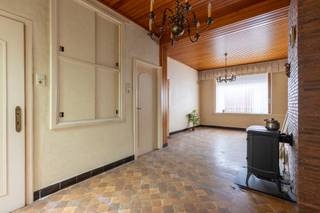 Deze woning biedt een uitstekende opportuniteit voor wie op zoek is naar een renovatieproject met veel potentieel. Gelegen in een rustige en kindvriendelijke woonwijk in Rumbeke geniet u van een centrale ligging op wandelafstand van het centrum, winkels, scholen en openbaar vervoer.<br /><br />Bij het binnenkomen komt u terecht in de woonkamer die aansluit op de keuken. Op het gelijkvloers bevindt zich eveneens de badkamer. De eerste verdieping beschikt over twee volwaardige slaapkamers, aangevuld met een zolderkamer die perfect kan dienen als derde slaapkamer, bureau of hobbyruimte.<br /><br />Een absolute troef van deze woning is de bijzonder ruime westgerichte tuin, waar u de hele dag door van de zon kan genieten. Daarnaast beschikt de woning over een praktische achteringang via de Monseigneur De Haernestraat, wat zorgt voor extra comfort en toegankelijkheid.<br /><br />Troeven:<br />• Rustige en kindvriendelijke ligging<br />• Op wandelafstand van centrum, winkels en scholen<br />• 2 slaapkamers en zolderkamer<br />• Ruime westgerichte tuin<br />• Praktische achteringang via Monseigneur De Haernestraat<br />• Vlotte verbinding naar de E403<br />• Renovatieproject met veel potentieel<br /><br />Dankzij de combinatie van een centrale ligging, een ruime tuin en tal van mogelijkheden vormt deze woning een interessante opportuniteit voor starters, gezinnen of investeerders.<br /><br />Enkele afbeeldingen werden digitaal gevisualiseerd en dienen louter als inspiratie voor de mogelijke inrichting en afwerking van de woning.<br /><br />Voor meer informatie of een bezoek, contacteer Eva via 0475 69 38 22 of via eva@vicusvastgoed.be.