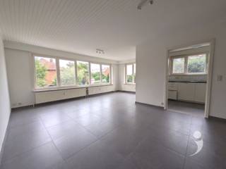 <p><span>Aangenaam 2 slaapkamer appartement te huur in een klein gebouw.</span></p><p><span>Dit appartement is voorzien van een lichtrijke leefruimte en een mooie keuken die voorzien is van handige toestellen.</span></p><p><span>Er zijn 3 slaapkamers en een badkamer met wastafel, bad en douche. </span></p><p><span>Tevens kan men de wasmachine en droogkast in de badkamer zetten.</span></p><p><span>In de gang is er een apart toilet en ingebouwde kasten. Een gezellig terras is bereikbaar via de slaapkamer.</span></p><p><span>Daarnaast is er nog een garage en een kelder.</span></p><p><span> </span></p><p><span>Gemeenschappelijke lasten zijn 200 euro en daar in zit ook verbruik van water, warm water en chauffage. Dit is een maandelijks voorschot.Elektriciteit en internet zijn apart te bekostigen.</span></p><p><span>Domicilie verplicht.</span></p><p><span>Beschikbaar vanaf 15/9/2026.</span></p><p><span> </span></p><p><span>Interesse? vraag uw bezoek aan via onze website!</span></p>