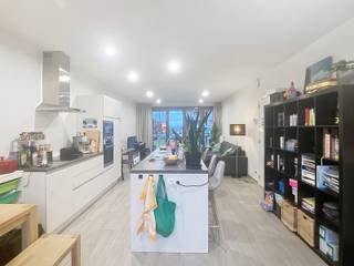 Prachtig nieuwbouw appartement in een groene oase van rust te Herent.<br /><br />Het appartement is gelegen op de eerste verdieping en bestaat uit een inkomhal met gastentoilet, een ruime living met open keuken (voorzien van 4 keramische kookplaten, dampkap, oven, microgolf-oven, koelkast met diepvriesvak, vaatwasser en een spoelbak met afspoelbakje), 2 slaapkamers, een badkamer (voorzien van lavabo, ligbad, inloopdouche en verwarmd handdoekenrek) en een berging met aansluiting voor een wasmachine.<br /><br />Verder kan u als huurder ook genieten van het west-gerichte, ruime terras.<br /><br />Het appartement biedt u ook een ondergrondse parkeerplaats en een kelderberging.<br /><br />De huurprijs bedraagt €1250 en €80 algemene kosten.<br />Alle verbruik is individueel.<br /><br />Het appartement is beschikbaar vanaf 01/04/2026.<br /><br />Winkels, openbaar vervoer en ontspanningsmogelijkheden liggen op wandel- en fietsafstand.<br /><br />Aarzel niet en plan vandaag nog je bezoek via www.living-stone.be!