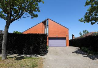 <p>Welkom in deze vrijstaande villa op een perceel van maar liefst 1.200 m², met <strong>385 m² bewoonbare oppervlakte</strong> en een uitzicht waar je onmogelijk op uitgekeken raakt.<br />Toen deze villa in 1990 werd ontworpen, werd er duidelijk niet alleen gekeken naar vier muren en een dak. Hier werd nagedacht over licht en de omgeving. Het resultaat? Een villa waar binnen en buiten voortdurend met elkaar in verbinding staan.</p>
<p>De wagen parkeer je moeiteloos op de ruime oprit of in de garage met elektrische poort. Binnen word je verwelkomd in een royale inkomhal met vestiaire en gastentoilet.<br />Rechts bevindt zich een extra kamer die vandaag dienstdoet als slaapkamer, maar net zo goed het ideale thuiskantoor kan worden.<br />Perfect voor thuiswerkers, zelfstandigen of wie graag een rustige hobbyruimte heeft.<br /><br />De leefruimte is royaal, lichtrijk en volledig gericht op wat zich achteraan afspeelt.<br />Want daar ligt de echte luxe! Niet in marmer of gouden kranen... Maar in ruimte, stilte en groen.</p>
<p>De grote raampartijen trekken je automatisch naar buiten, waar een zonnige westgerichte tuin op je wacht. Een tuin waar kinderen kunnen ravotten, vrienden blijven hangen tot zonsondergang en waar een frisse duik in <strong>het zwembad</strong> op warme dagen eerder regel dan uitzondering wordt.</p>
<p>En dan hebben we het nog niet gehad over het uitzicht.<br />Achteraan grenst het perceel rechtstreeks aan natuurdomein <strong>“De Grote Boshoek”</strong>. Geen achterburen, behalve misschien enkele paardjes die rustig staan te grazen. En vooral geen zorgen dat er ooit een appartementsgebouw uit de grond schiet. Enkel weilanden, bomen en een uitzicht dat elk seizoen weet te verrassen.</p>
<p>Verder beschikt de tuin over een ruime berging. Handig voor tuinmateriaal, eventueel een buitenkeuken, poolhouse of voor wie graag wat extra ruimte achter de hand heeft.</p>
<p>Ook binnen zit alles goed.<br />De vernieuwde keuken met eiland is ruim, praktisch en gezellig. Zo'n keuken waar ontbijt, huiswerk, aperitief en familiefeestjes moeiteloos door elkaar lopen.<br />Via de berging bereik je rechtstreeks de garage.</p>
<p>Op de eerste verdieping wachten nog vier slaapkamers, twee badkamers en een apart toilet.<br />De master bedroom, met eigen dressing en recent vernieuwde ensuite badkamer, heeft bovendien een eigen terras. Een verborgen plekje boven de tuin waar je ongestoord kan genieten van de rust en het uitzicht.</p>
<p>Op het dak liggen reeds 33 zonnepanelen. Het EPC behaalt vandaag label D, voornamelijk door de elektrische vloerverwarming. Volgens het EPC verslag kan een eenvoudige omschakeling naar airco's of warmtepomp de score echter richting 100 kwh/m2 (= klasse A) brengen, goed voor een aanzienlijke energetische verbetering!</p>
<p>Wat deze woning zo bijzonder maakt?<br />- Vrijstaand wonen op een uitstekende locatie in Hove<br />- Vijf slaapkamers<br />- Twee badkamers<br />- Een vernieuwde keuken en badkamer<br />- Een zwembad<br />- 33 zonnepanelen<br />- AREI conform bij akte<br />- Een perceel van ca. 1.200 m²<br />- Eindeloos groen achteraan<br />- En vooral: een uitzicht waarvan je weet dat het blijft…<br /><br />Vraagprijs betreft een richtprijs.<br /><br />Vg,Wg,Gmo,Gvkr, Gvv, geen overstromingsgevoelig gebied</p>