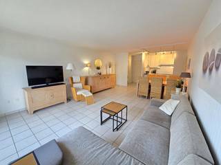 Zeer goed onderhouden appartement in de Residentie Europan te De Panne. U geniet een centrale ligging op het Esplanadeplein op enkele stappen van zee en op korte afstand van het commercieel centrum. Het appartement bevindt zich op de 3de verdieping en biedt u: inkomhal met vestiairekast, woonkamer met open keuken en toegang tot het terras met een streep zijdelings zeezicht, nachthal met 2 slaapkamers, berging, wc, badkamer met douche en lavabo en 2de badkamer met ligbad, lavabo en extra wc. Bijhorende kelder in de ondergrondse en mogelijkheid tot aankoop van een dubbele parkeerplaats op niveau -2. Gebouw met basis vloerverwarming tijdens de wintermaanden. Overname meubelen bespreekbaar.