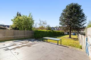 [[ DIT PAND NEEMT DEEL AAN DE ERA OPEN HUIZEN DAG OP 19/9 VAN 9:30 TOT 10:30 ]]
<p>Karaktervolle halfopen woning in Merksem, gelegen aan de Volkstuinlei, in een groene omgeving en op wandelafstand van winkels, scholen, openbaar vervoer en het centrum.</p>

<p> </p>

<p>Deze woning combineert authentieke charme met praktische troeven. Geniet van een uitzonderlijk ruime tuin met de hele dag zon, ideaal voor ontspanning, spelende kinderen of gezellige buitenmomenten. Alles ligt op wandelafstand en dankzij de nabijheid van de snelweg bereikt u Antwerpen en daarbuiten in enkele minuten. Bovendien beschikt de woning over meerdere staanplaatsen, wat zorgt voor extra comfort.</p>

<p> </p>

<p>Belangrijkste ruimtes:<br />• Gezellige living met natuurlijke lichtinval.<br />• Functionele keuken met vaatwasser, microgolfoven, elektrische kookplaat en oven.<br />• Drie slaapkamers met mogelijkheid om een vierde slaapkamer te creëren.<br />• Twee badkamers, beide met douche en toilet; één badkamer met aansluiting voor wasmachine en droogkast.<br />• Kelder voor extra opslag.<br />• Ruime tuin met tuinhuis.<br />• Meerdere buitenparkeerplaatsen.</p>

<p> </p>

<p>Troeven:<br />• Uitzonderlijk ruime en zonnige tuin.<br />• Centrale ligging met alles op wandelafstand.<br />• Meerdere staanplaatsen voor optimaal comfort. (4 staanplaatsen)</p>

<p> </p>

<p>Neem vandaag nog contact op met uw ERA-makelaar voor een bezoek.</p>

<p> </p>

<p>JOUW DROOMHUIS. ZO GEVONDEN!</p>