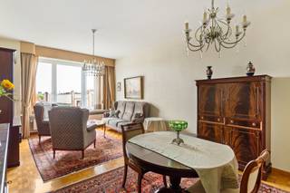 <p>Dit appartement bevindt zich in ‘t geliefde Antwerpen, omringd door trendy hotspots, gezellige koffiebars en lokale adresjes zoals Bar Chapel, hier valt altijd wel iets nieuws te ontdekken! Ook het Centraal station, de Meir en het Stadspark liggen slechts op een fietsafstand waardoor je hier écht leeft op het ritme van de stad.</p>
<p>Van zodra je het appartement binnenstapt, springt het authentieke karakter meteen in het oog. Het origineel blokparket, een karaktervolle sierhaard en een prachtige tussendeur met glas-in-lood geven de leefruimte meteen een unieke warme uitstraling. Aangrenzend bevindt zich de hedendaagse keuken, praktisch ingericht met het oog op comfort en voorzien van toegang tot een knus terrasje.</p>
<p>Verder beschikt het appartement nog over 2 slaapkamers (12 m² & 7 m²) en een badkamer met een douche in zitbad en een lavabo in meubel, optimaal voorzien van kastruimte. Het toilet is apart.</p>
<p>Als kers op de taart stap je vanuit de masterbedroom zo het terras van 4 m² op, waar je met zicht op het Centraal Station letterlijk wakker wordt met de stad aan jouw voeten.</p>
<p>Kortom, een appartement boordevol mogelijkheden met een flinke dosis eigenheid. Creëer jij hier jouw nieuwe thuis?</p>
<p><strong>Maandelijkse kosten </strong>in aanvraag.</p>
<p><strong>Technische gegevens: Lift aanwezig! </strong>Centrale verwarming op gas (collectief), dubbele beglazing in hout en HR-beglazing in PVC, geïsoleerd dak.</p>
<p><strong>Stedenbouwkundige inlichtingen en bodemattest aanwezig. Niet-asbestveilig. Bevindt zich niet in een risicozone voor overstromingen (P- en G-score B). Renovatieverplichting niet van toepassing.</strong></p>