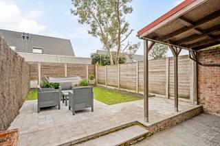 Deze woning is gelegen vlakbij het centrum van Staden.Op de gelijkvloerse verdieping is volgende indeling aanwezig: inkomhal, lichtrijke woonkamer,...