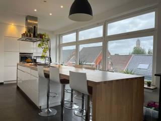 Centraal gelegen in hartje Lokeren<br /><br />Lichrijk en ruim appartement <br /><br />3 slaapkamers, een extra zolderberging en garage <br /><br />Huurprijs: €975 + €50 garage