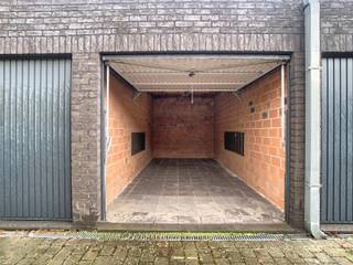 Centraal gelegen, Ruime én Gesloten garagebox!U wenst voor uw wagen een aangename verblijfplaats OF U zoekt een nette,droge en volledig afsluitbare...