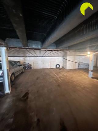 <p><span>Vlakbij het Te Boelaerpark bieden wij u 2 gunstig gelegen overdekte autostaanplaatsen nr 17 én 18 in dit kleinschalig garagecomplex.</span></p><p><span>De inrit is via de Bikschotelaan en het garagecomplex beschikt over een manuele kantelpoort. </span><span>De inrijhoogte is 1m77</span><span>.</span></p><p><span> </span></p><p><span>De plaatsen zijn apart te koop, momenteel niet verhuurd en daardoor onmiddellijk beschikbaar bij akte.</span></p><p><span>De syndicus is MVP Immobiliën te Borgerhout. De maandelijkse gemeenschappelijke lasten bedragen €11,75 per plaats.</span></p><p><span> </span></p><p><span>Afmetingen nummer 17:</span></p><p><span>Breedte 2,7 m</span></p><p><span>Diepte 6 m</span></p><p><span> </span></p><p><span>Afmetingen nummer 18:</span></p><p><span>Breedte van 3 m naar 4,20 m </span></p><p><span>Diepte van 4,2 m tot 5,6 m</span></p><p><span> </span></p><p><span>Overstromingsgevoeligheid:</span></p><p><span>P-score (perceelscore): A</span></p><p><span>G-score (gebouwscore): A</span></p><p><span> </span></p><p><span>In hetzelfde complex verkopen we ook 2 open garageboxen van 8 m diep.</span></p><p><span> </span></p><p><span>Voor meer info of een bezoek ter plaatse bel 03/449.42.41 of surf naar <span>www.habicom.be</span></span><span> </span></p><p><span>Benieuwd naar de waarde van jouw woning? Check het gratis op <span>www.watismijnhuiswaard.be</span></span></p><p><span> </span></p><p><span> </span></p><p><span> </span></p><p><span> </span></p>