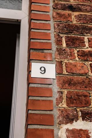 VIVRE DANS LA NOSTALGIE AU CŒUR DU PAJOTTENLAND RURAL. Cette construction semi-ouverte avec allée partagée menant au bâtiment arrière et grand...