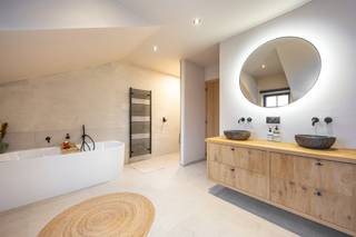 A vendre : belle maison à Pulle !Située dans un endroit extrêmement central, cette maison jumelée allie confort, style et accessibilité.Caractéristiques :Maison accueillante avec des finitions de qualitéCharmante cuisine entièrement équipée avec des appareils de qualité3 chambres dont 1 avec dressing, 1 salle de bain aux finitions soignées et 2 toilettesPanneaux solaires, borne de recharge, chauffage au sol au rez-de-chaussée/salle de bain et climatisation à l'étage pour un confort optimalDépendance multifonctionnelle avec charisme !Superficie : 646 m²Surface habitable : 182 m²Emplacement : Boudewijnlaan 144, 2243 PulleUn endroit de rêve pour vivre !AVANTAGES : Conforme à l'électricité - Pscore A & Gscore A - Les dimensions de surface sont indicatives selon epc.Ne manquez pas cette opportunité !Contactez-nous dès aujourd'hui et soyez les premiers à recevoir des informations sur cette superbe propriété.