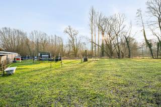 Maison située au calme avec prairie et garage.DISPOSITION : hall d’entrée, séjour , salle à manger, cuisine, salle de douche à rénover, agréable...