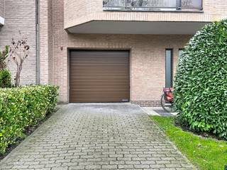 Place de parking couverte à vendre dans un bâtiment bien entretenu avec un haut niveau de sécurité. Avant d'atteindre le parking, vous passez...