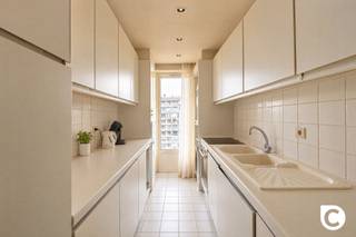 <p><span>1-slaapkamerappartement met prachtig zicht vanop het terras</span></p><p><span>Genieten van een prachtig uitzicht, volop lichtinval en een ruim terras? Dit appartement op de 10de verdieping aan de Fruithoflaan heeft het allemaal!</span></p><p><span>Dankzij de hoge ligging geniet je van een open uitzicht en een aangename hoeveelheid natuurlijk licht. Bovendien bevindt het appartement zich op een uitstekende locatie, met winkels, openbaar vervoer, groenvoorzieningen en de stad binnen handbereik.</span></p><p><span>Het appartement vormt een fijne thuis die je volledig naar eigen smaak kunt opfrissen en inrichten. Ook als investering is dit een interessante opportuniteit: het pand is momenteel verhuurd en kan dus ook de perfecte investering worden met een mooi rendement.</span></p><p><span> </span></p><p><span>Leefruimte & Halfopen keuken</span></p><p><span>Via de centrale inkomhal kom je in de ruime, lichtrijke leefruimte met parketvloer. De grote raampartijen zorgen voor veel lichtinval en versterken het gevoel van ruimte.</span></p><p><span>De afzonderlijke keuken is uitgerust met een dubbele spoelbak, keramische kookplaat, dampkap en oven. Wie graag een moderne, open indeling creëert, kan bekijken of de keuken naar eigen wens kan worden aangepast.</span></p><p><span> </span></p><p><span>Slaapkamer & Badkamer</span></p><p><span>De slaapkamer bevindt zich aan de rustige achterzijde van het gebouw en biedt een aangename plek om tot rust te komen.</span></p><p><span>De badkamer is praktisch ingericht en beschikt over een ligbad met douchemogelijkheid en een lavabomeubel. In de inkomhal bevindt zich bovendien een afzonderlijk gastentoilet.</span></p><p><span>Terras 15 m² en private kelderberging</span></p><p><span>Een absolute blikvanger is het ruime terras van circa 15 m². Hier is het echt genieten van de buitenlucht en het weidse, open uitzicht. De ideale plek om te ontspannen, buiten te eten of gewoon even tot rust te komen.</span></p><p><span>Daarnaast beschikt het appartement over een private kelderberging, inbegrepen in de verkoopprijs en ideaal voor extra opslagruimte.</span></p><p><span> </span></p><p><span>De troeven op een rij:</span></p><ul><li><span>Prachtig uitzicht</span><span> dankzij de ligging op de 10de verdieping</span></li><li><span>Veel natuurlijke lichtinval</span><span> door de grote raampartijen</span></li><li><span>Ruim terras van ca. 15 m²</span><span> om optimaal van het buitenleven te genieten</span></li><li><span>Gunstig EPC-label B</span><span> voor een energiezuinigere woning</span></li><li><span>Praktische indeling</span><span> met één slaapkamer en een afzonderlijk toilet</span></li><li><span>Private kelderberging</span><span> inbegrepen in de prijs</span></li><li><span>Centrale ligging</span><span> aan de Fruithoflaan, nabij winkels, openbaar vervoer en groen</span></li><li><span>Interessante investeringsmogelijkheid</span><span> met overname van de bestaande huurovereenkomst</span></li></ul><p><span> </span></p><p><span>Of je nu op zoek bent naar een eigen woonplek of een interessante investering, dit appartement biedt heel wat mogelijkheden. Met een opfrissing maak je er een hedendaagse, aangename woonst van, waarbij het uitzicht, het licht en het ruime terras de absolute blikvangers zijn.</span></p><p><span>Interesse? Neem snel contact op voor meer informatie of plan een bezoek en ontdek zelf het potentieel van dit appartement!</span></p><p><span> </span></p><p><span> </span></p><p><span> </span></p>