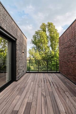 Deze afgewerkte parkwoning (lot 27), met zicht op het park, bestaat uit 3 verdiepingen en is gelegen in het nieuwbouwproject ‘Wonen aan het park’ in Kuurne. De woning is charmant ingericht als kijkwoning en illustreert onze kwalitatieve afwerking, maar is nu ook te koop.<br />Geniet van optimaal woon- en verhuiscomfort, want deze woning is volledig instapklaar!<br />De oppervlakte van het perceel bedraagt 183 m<sup>2</sup>. Op het gelijkvloers ontdek je een ruime inkom met apart toilet en trap. In de open en lichtrijke leefruimte is er een zithoek, eethoek en open keuken. Via de keuken kom je in een berging/wasruimte. De woning beschikt op het eerste verdiep over 3 slaapkamers, een aparte toilet en ingerichte badkamer met bad, inloopdouche en een dubbele lavabo. Op het tweede verdiep is er een extra ruimte die kan ingericht worden als extra slaapkamer, hobbykamer, bureau, logeerkamer,… Op die hoogte is er ook nog eens een ruim terras dat uitkijkt op de tuin. Ook aan de andere kant van de woning is er nog een extra terras. Er is een aparte carport op het einde van de zuidwest georiënteerde tuin. Deze woning vormt de ideale gezinswoning, rustig gelegen in een kindvriendelijke woonbuurt en groene omgeving. <strong>Ontdek nog meer over de kijkwoning via www.dumobil.be/nl/woonprojecten/kijkwoningen/moderne-kijkwoning-kuurne</strong>. Bespreek met bouwadviseur Sam de mogelijkheden en voorwaarden: <strong>0483/21.01.33</strong> | <strong>sam@dumobil.be</strong> | Bekijk de prijs inclusief alle wettelijke kosten op: <u><strong>www.dumobil.be/nl/woonprojecten/projecten/kuurne-harelbeke-5-parkwoningen</strong></u>