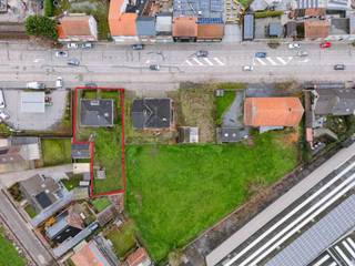 Interessante eigendom op een perceel van 747 m², centraal gelegen in Torhout. <br /><br />De stedenbouwkundige bestemming biedt een brede waaier aan mogelijkheden, waaronder wonen in combinatie met kantoor, handel, KMO-activiteiten of een gemengd gebruik. Een unieke opportuniteit voor ondernemers, investeerders of wie wonen en werken wil combineren.<br /><br />Meer informatie? Contacteer Simon via 0498 123 708 of simon@vicusvastgoed.be.