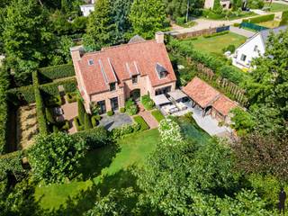 VILLA MET POOLHOUSE EN ZWEMVIJVER IN ZOERSEL (HALLE)In het groene Halle (Zoersel), nabij Schilde, gunstig gelegen nabij scholen, winkels en vele...