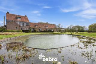 In een rustige en groene omgeving bevindt zich deze prachtige open bebouwing. De villa geniet van een uitstekende ligging met een...