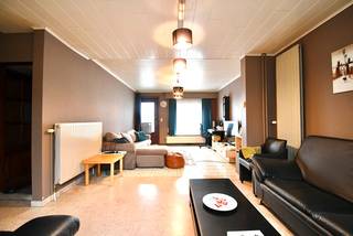 Deze ruime gezinswoning biedt 170 m² woonruimte en is te renoveren.<br /><br />Op het gelijkvloers bevinden zich de inkomhal, de living van 28,5 m², de keuken van 15,3 m², een veranda van 15,39 m², een inpandige garage van 13,78 m², een terras en een berging.<br />Op de eerste verdieping zijn er drie slaapkamers van respectievelijk 14 m², 10,7 m² en 9,6 m², evenals een badkamer met ligbad. Daarnaast beschikt de woning over een ruime zolder van 30 m².<br />Achteraan bevinden zich nog stallen met een oppervlakte van 102 m².<br />De woning is voorzien van centrale verwarming op aardgas, met radiatoren in de volledige woning, ook op de bovenverdieping.<br /><br />Het EPC heeft label F. Er geldt een renovatieverplichting.<br /><br />Voor meer informatie en/of een bezoek kunt u contact opnemen via 0495/733419 of is.waasmunster@skynet.be.